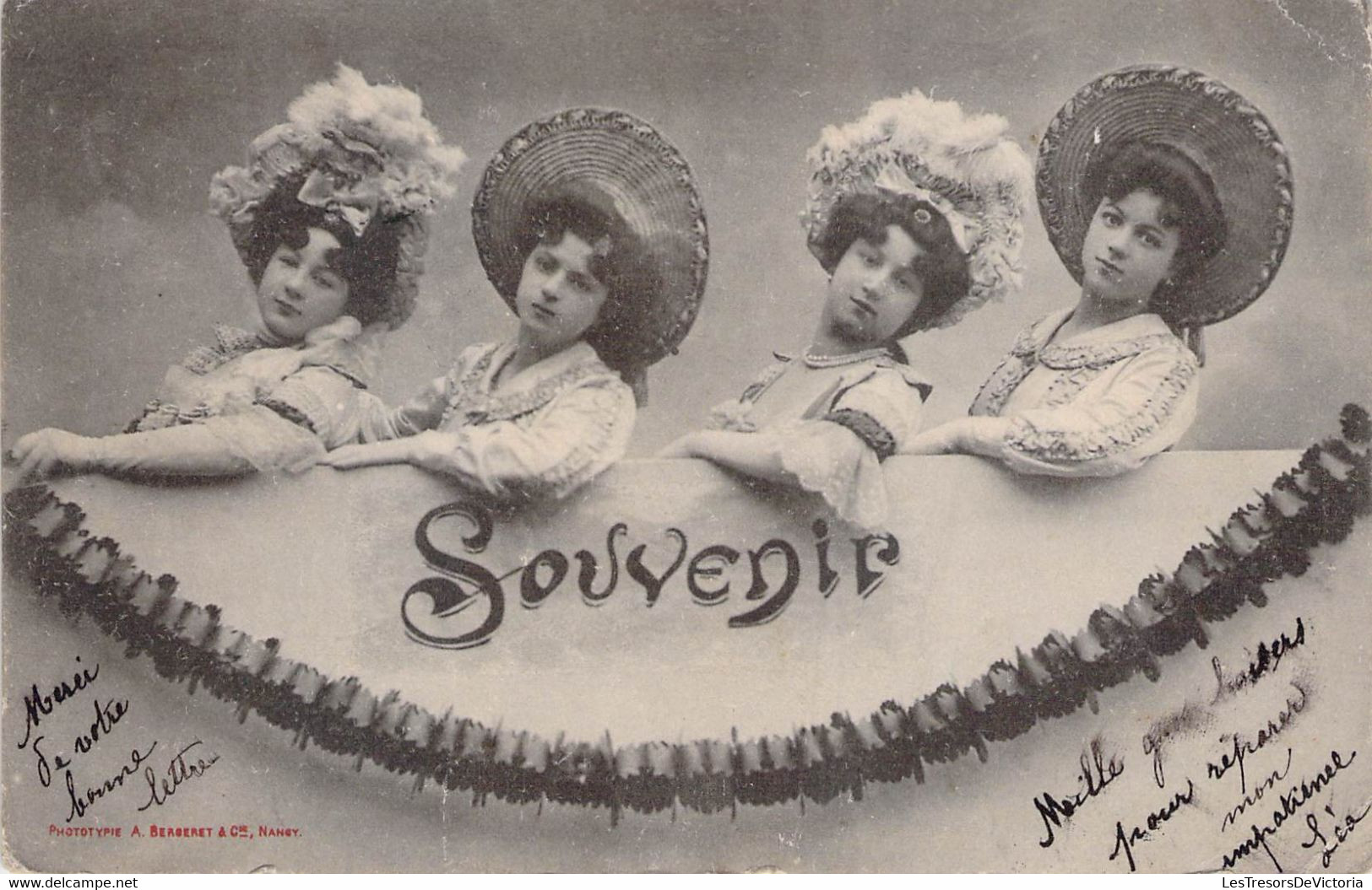 CPA - SOUVENIR - 4 Jeunes Femmes En Chapeau Avec Inscription SOUVENIR - Dos Non Divisé - Gruss Aus.../ Grüsse Aus...