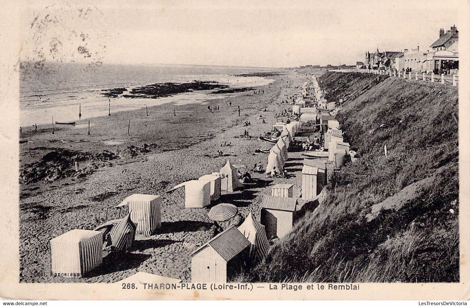 CPA - 44 - THARON PLAGE - La Plage Et Le Remblai - Cabine De Plage - Tharon-Plage