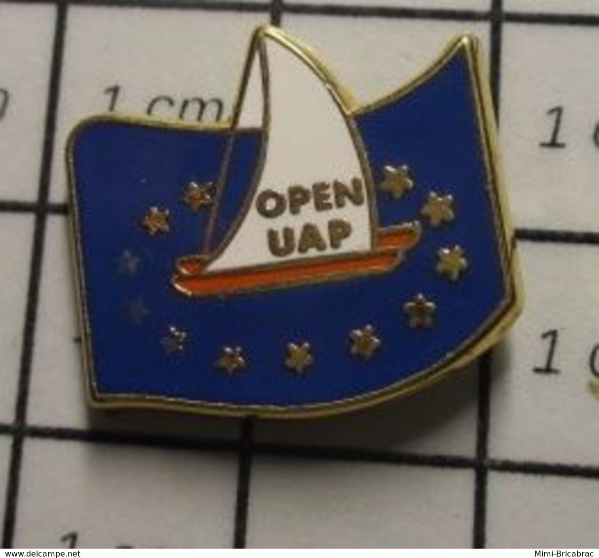 2819 Pin's Pins / Beau Et Rare / THEME : SPORTS / VOILE VOILIER BATEAU OPEN UAP Par DECAT - Segeln