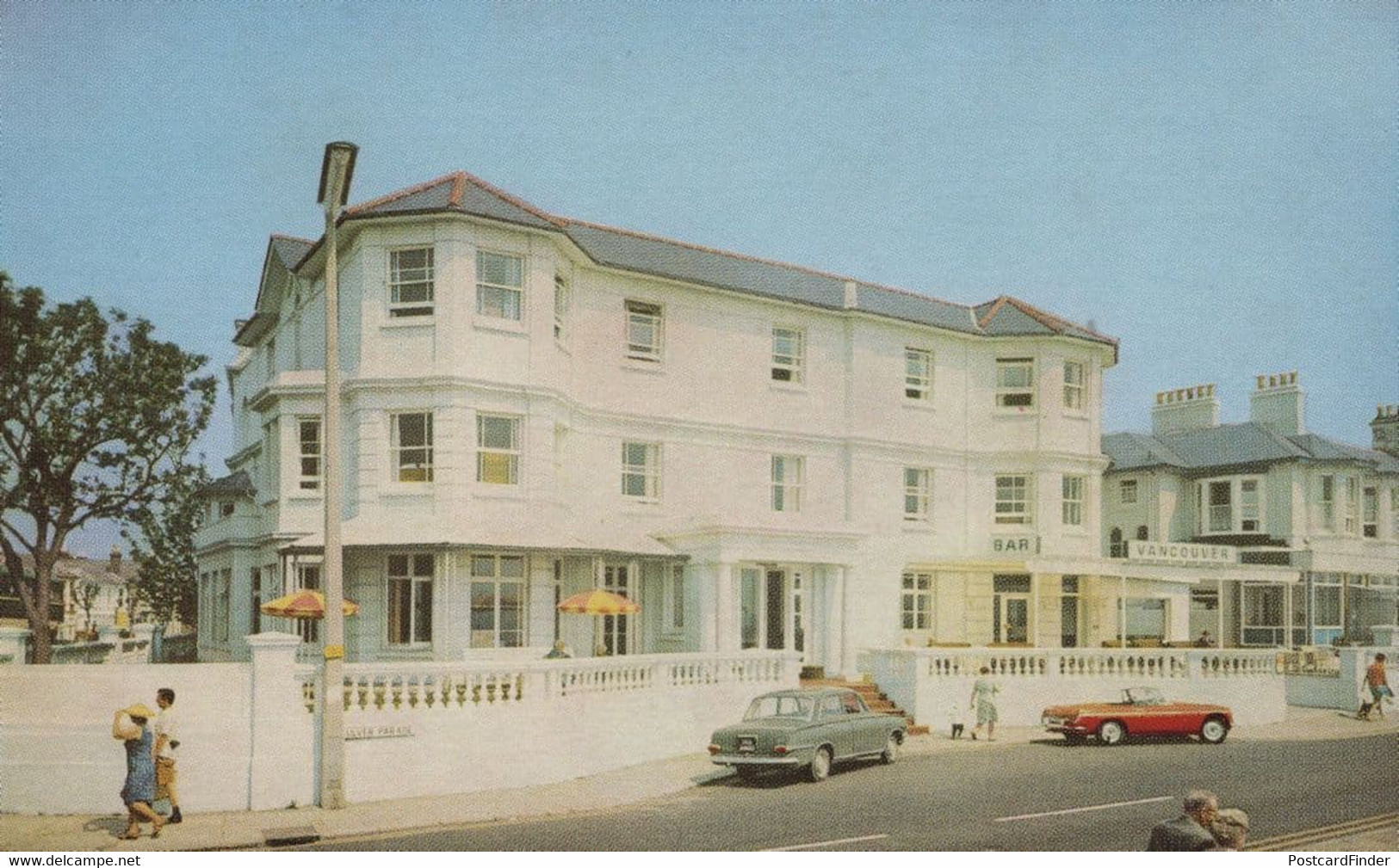 Hat Blowing Off At Sandown Hotel Isle Of Wight 1980s Postcard - Other & Unclassified