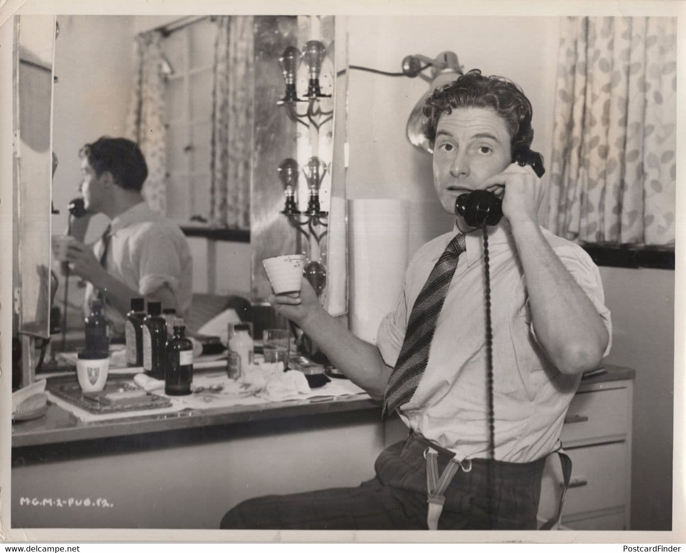 Robert Donat In Hollywood Dressing Room On Phone Giant To MP Press Photo - Autographes