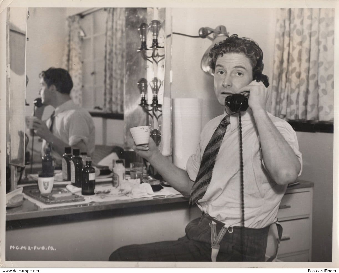 Robert Donat In Hollywood Dressing Room On Phone Giant To MP Press Photo - Autogramme