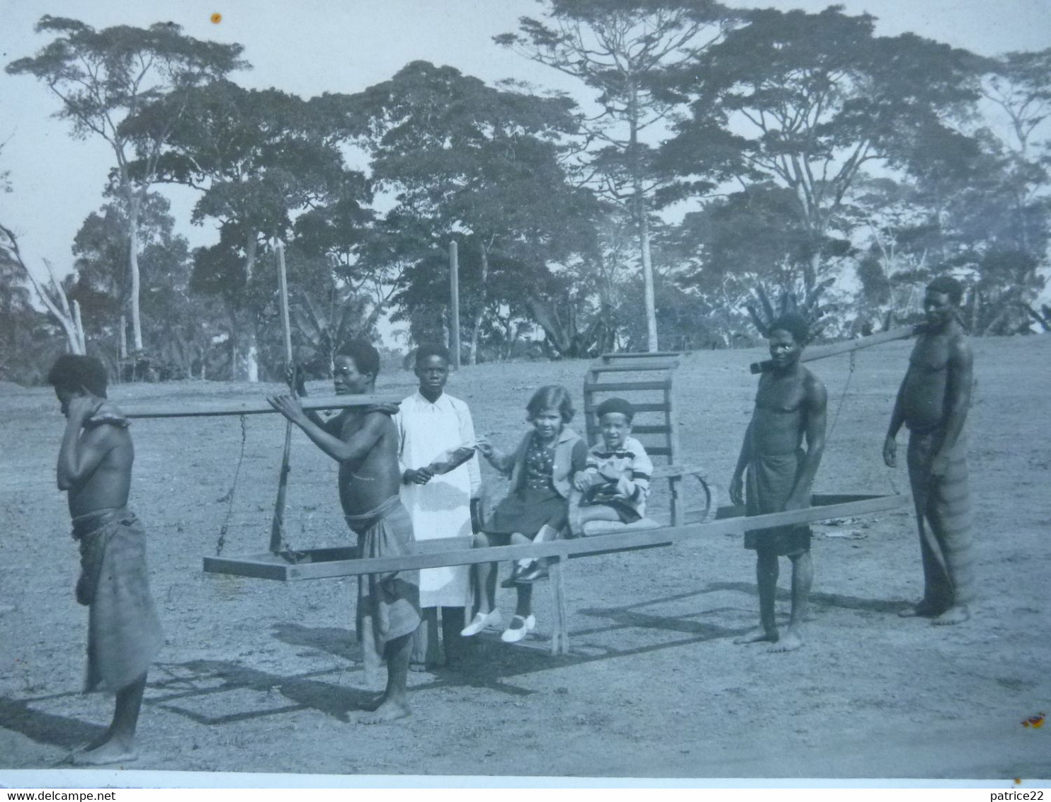 CPA Rare - Enfants De Colons Portés Par Des Africains Semi Nus En Chaise à Porteurs - Esclave Serviteur Colonialisme - Bagne & Bagnards