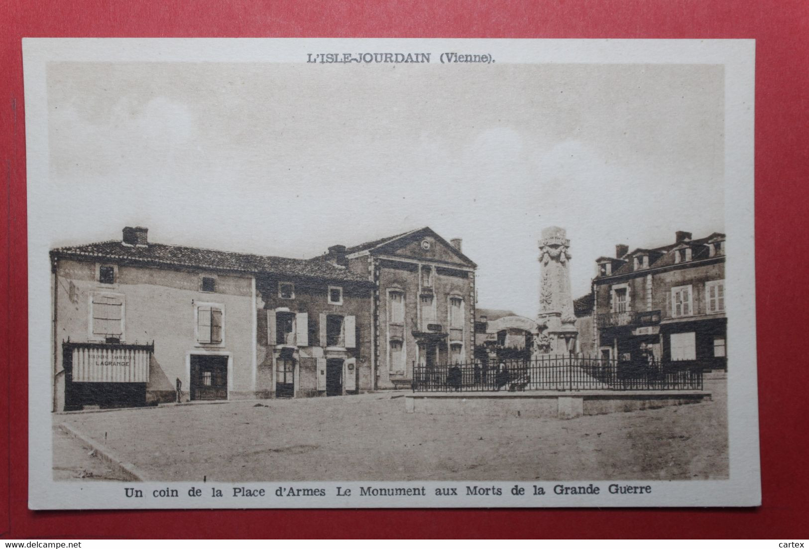 29190  CPA  L' ISLE JOURDAIN :  Un Coin De La Place D' Armes , Le Monument Aux Morts De La Grande Guerre ! - L'Isle Jourdain