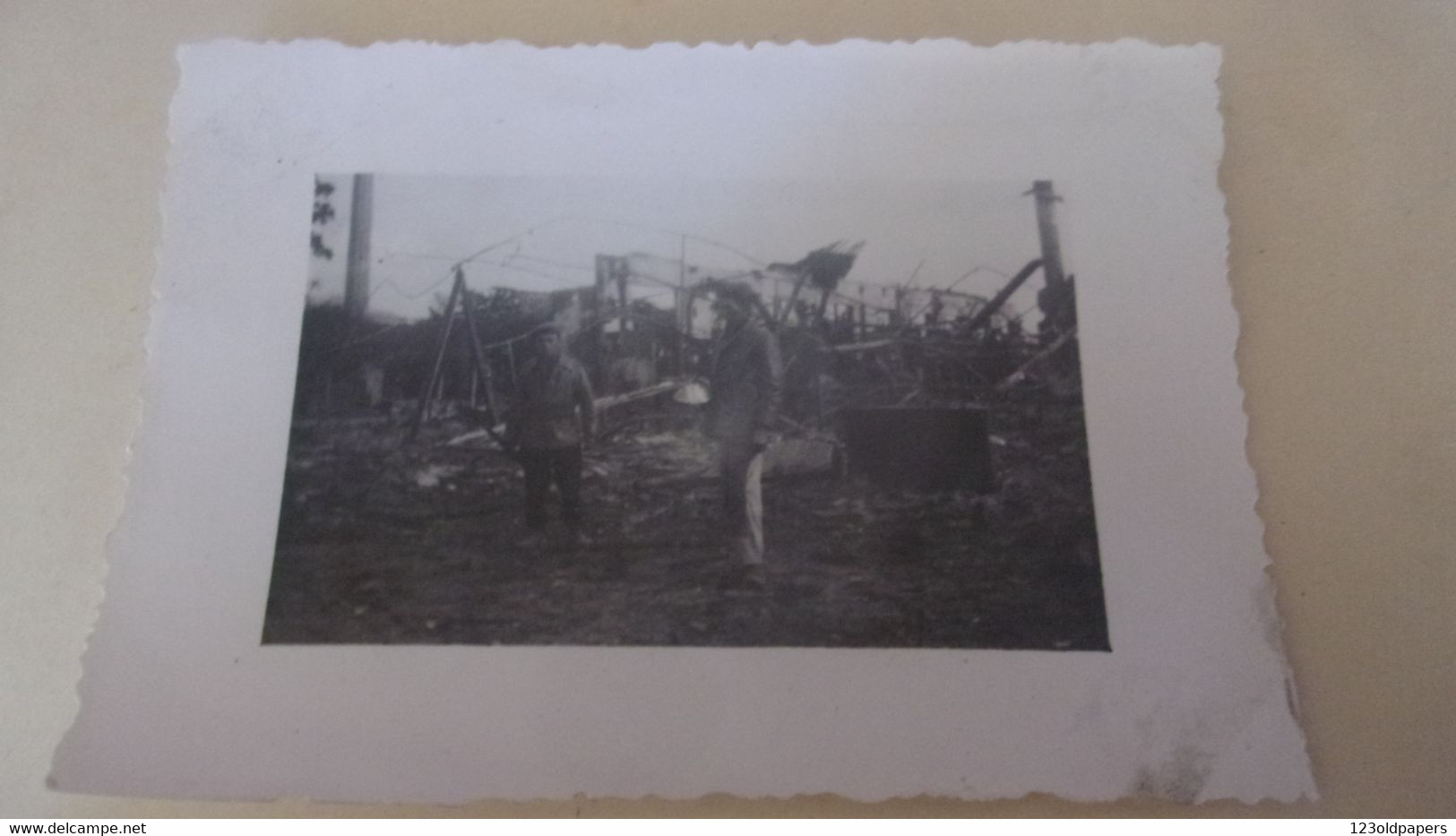 ♥️♥️ PHOTOGRAPHIE .AMATEUR  MONTLUCON 1943 BOMBARDEMENT USINE DUNLOP RAYMOND GUILLOT 15/16 SEPTEMBRE - War, Military