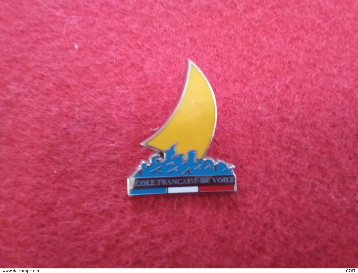 Pin's Pin S SPORT ECOLE DE VOILE FRANCAISE Metal (bazarcollect28) - Vela