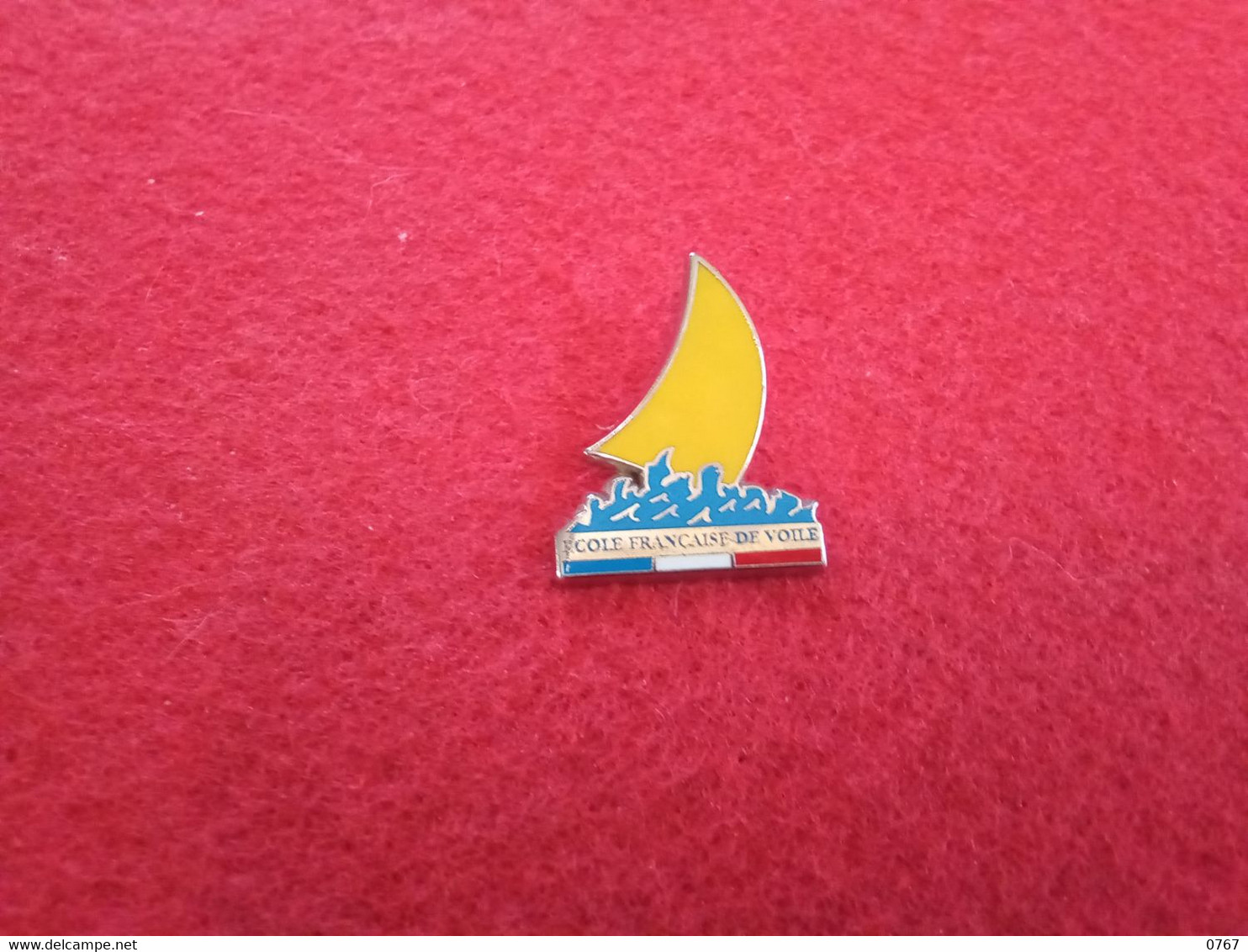 Pin's Pin S SPORT ECOLE DE VOILE FRANCAISE Metal (bazarcollect28) - Vela