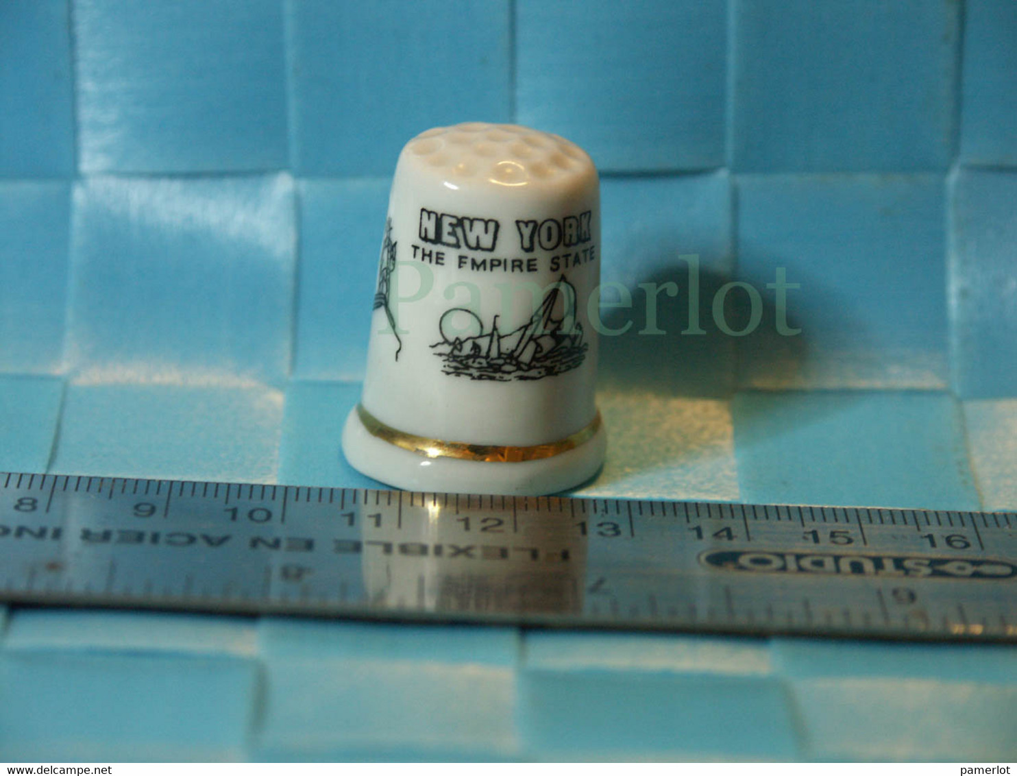 Ancien Dé A Coudre -Porcelaine-  Impire State New York USA- Gold Ring - Mercerie Couture Broderie - Vingerhoeden