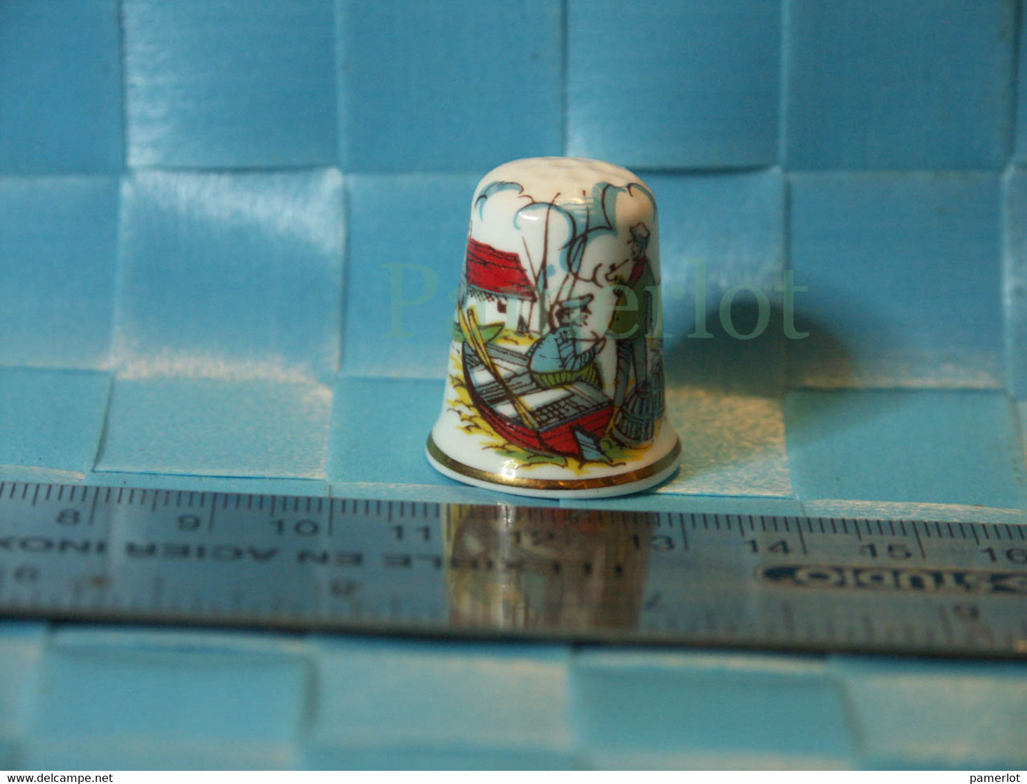 Ancien Dé A Coudre - Porcelaine - Fishing, Prince Edward Island - Gold Ring  - Mercerie Couture Broderie - Vingerhoeden