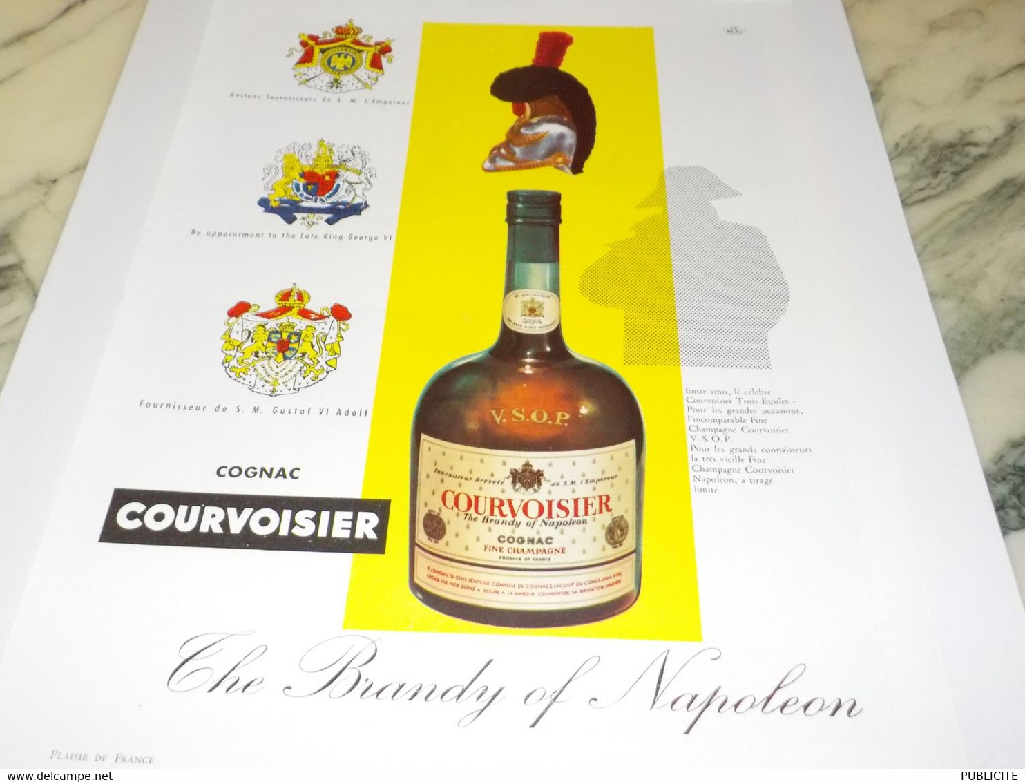 ANCIENNE  PUBLICITE COGNAC COURVOISIER THE BRANDY OF NAPOLEON 1957 - Alcools
