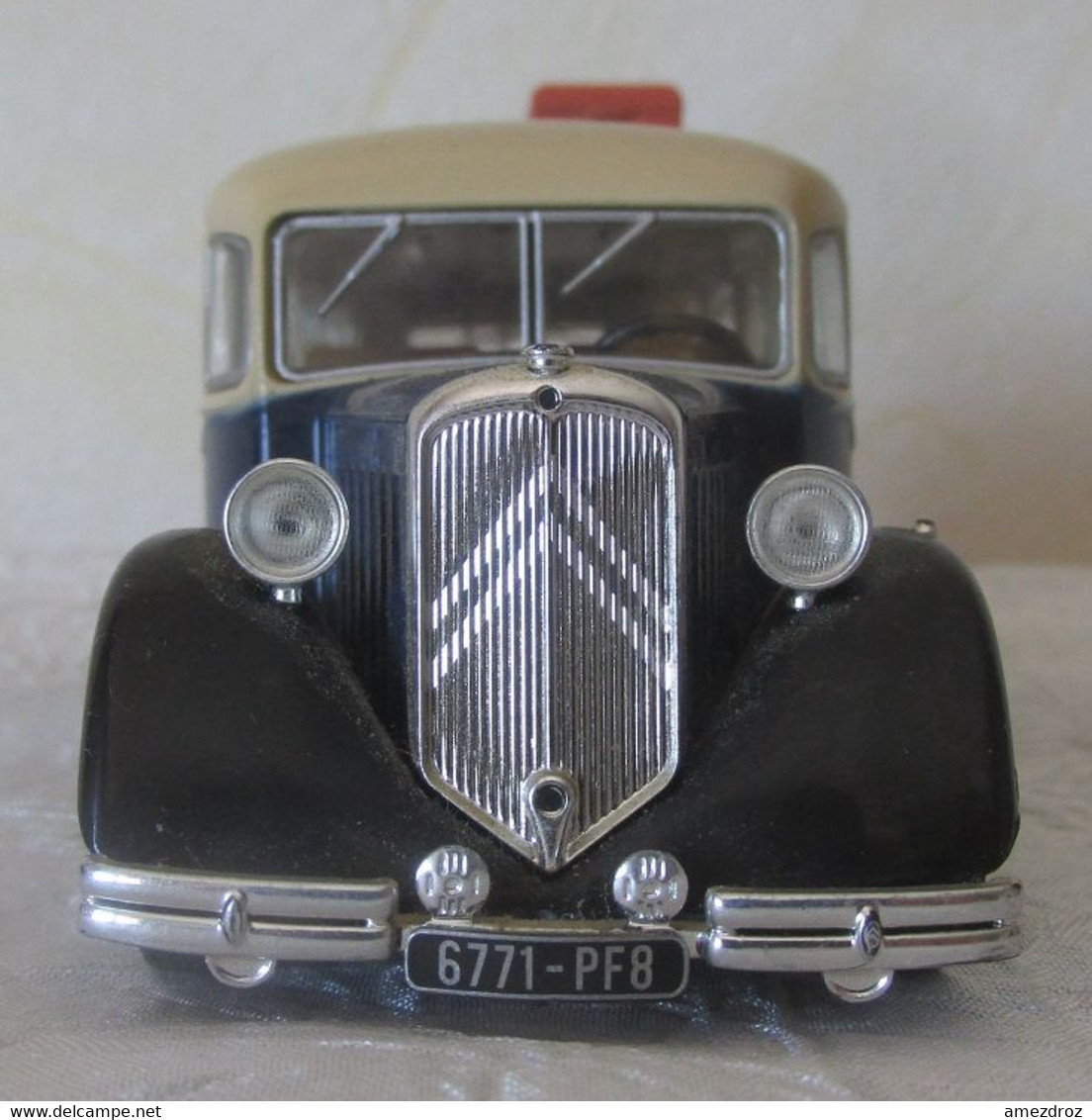 Bus- Citroën T 45 - 1934 - échelle 1/43  Métal - Voir Photos - Utilitaires