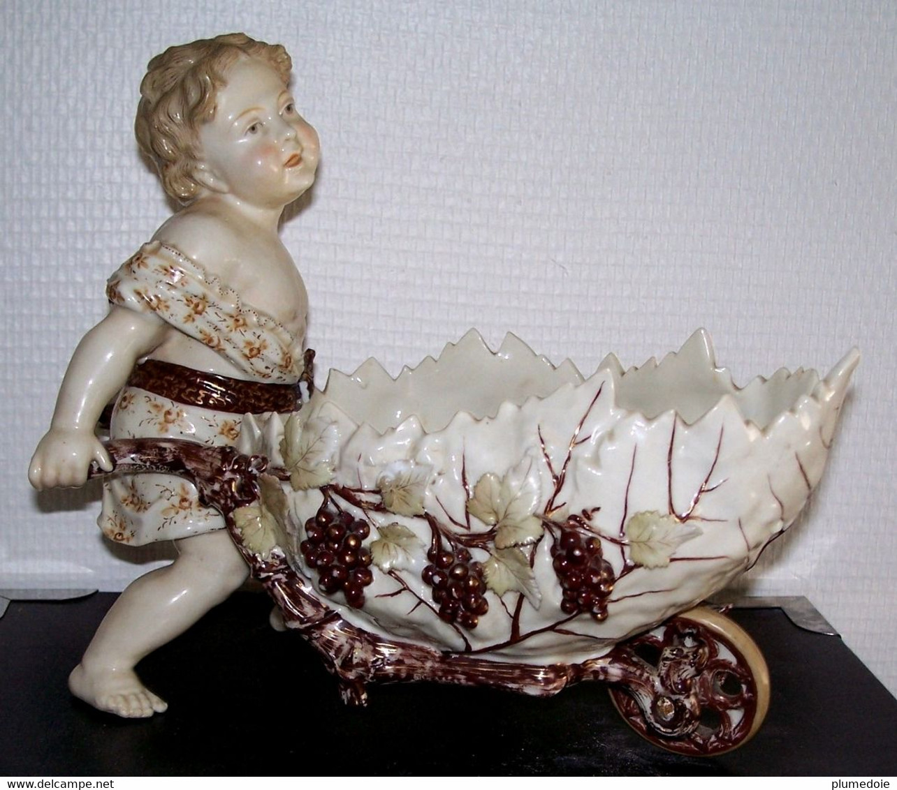 VOLKSTEDT Groupe En Porcelaine Allemande XIX Siècle Marque Bleue ENFANT & BROUETTE DE VENDANGES . PUTTO GARDNER  Ca 1880 - Autres & Non Classés