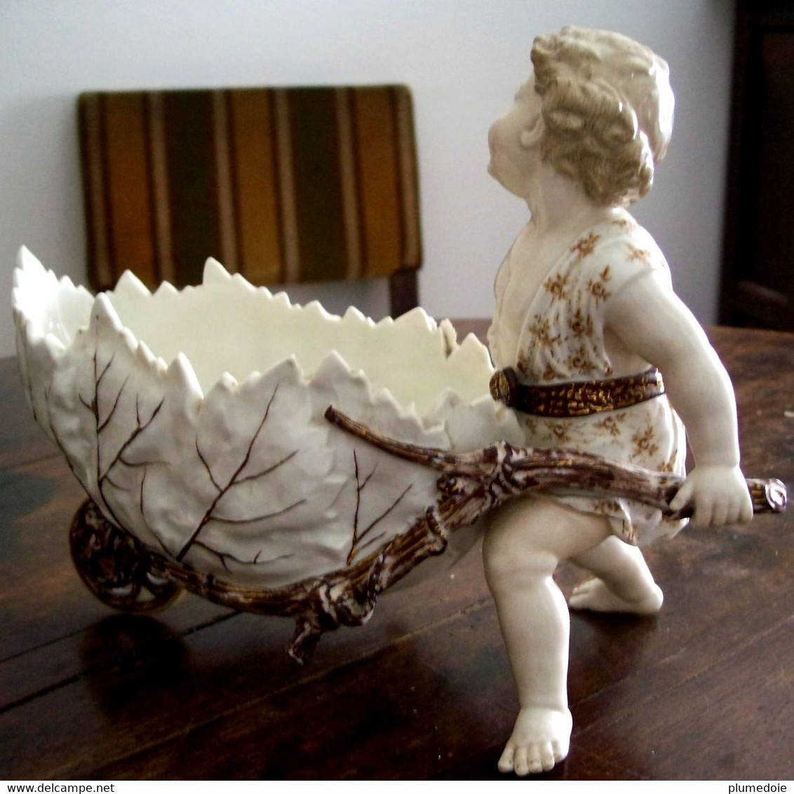 VOLKSTEDT Groupe en porcelaine Allemande XIX siècle marque bleue ENFANT & BROUETTE DE VENDANGES . PUTTO GARDNER  Ca 1880