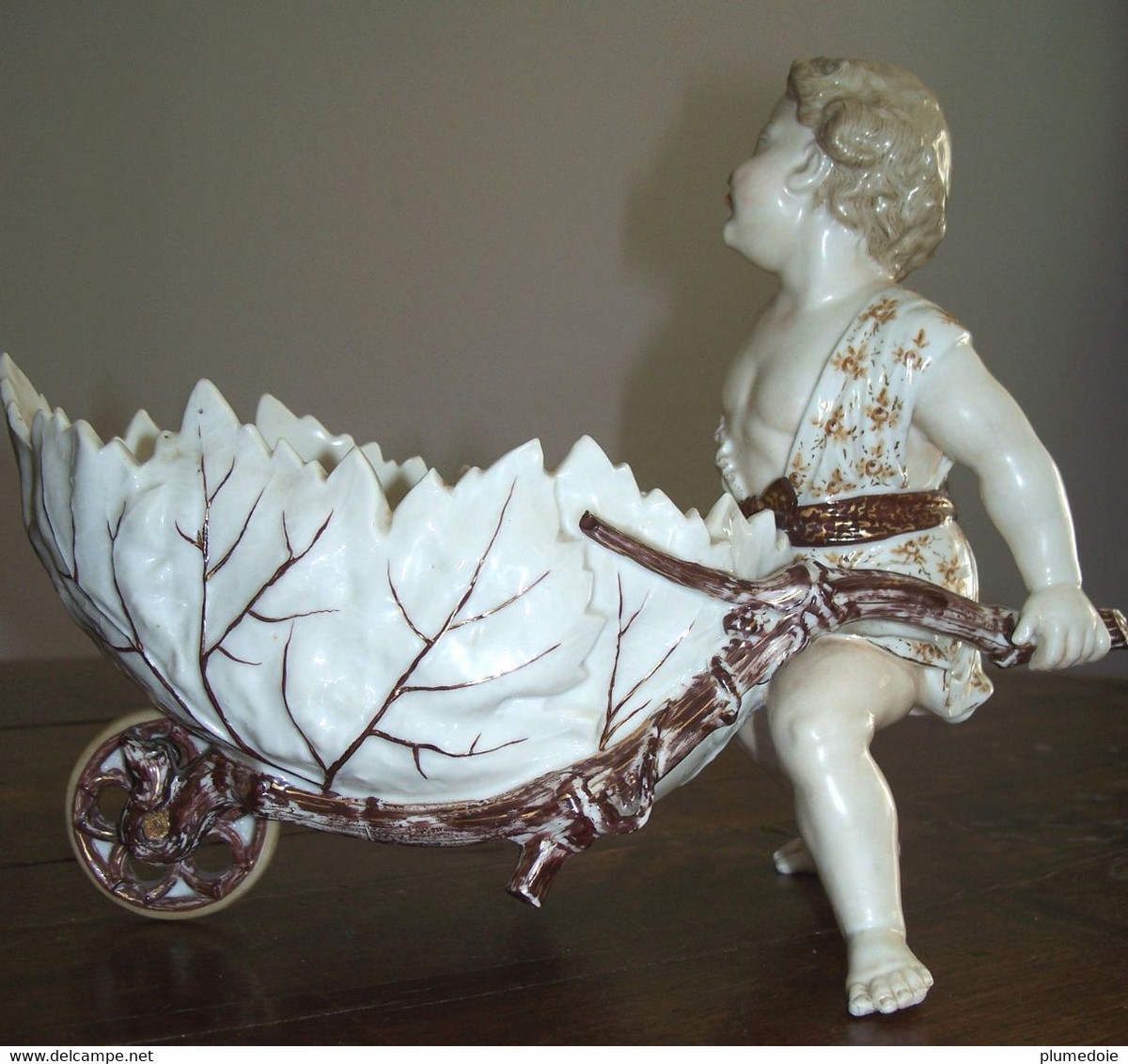 VOLKSTEDT Groupe en porcelaine Allemande XIX siècle marque bleue ENFANT & BROUETTE DE VENDANGES . PUTTO GARDNER  Ca 1880