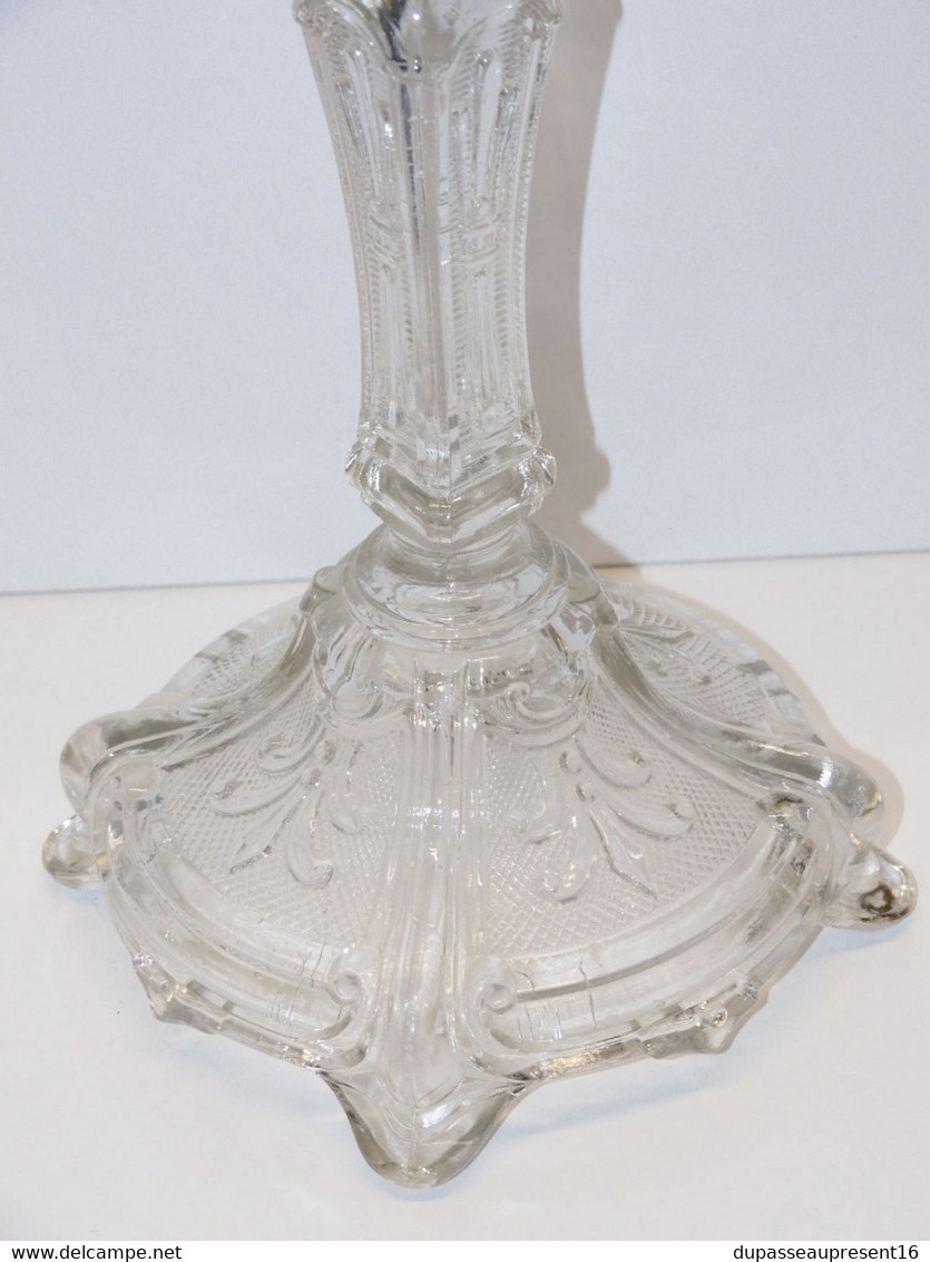 *JOLI ANCIEN BOUGEOIR VERRE Ou CRISTAL Décor FLEURS De LYS Pas De Marque    E - Candelabri E Candelieri