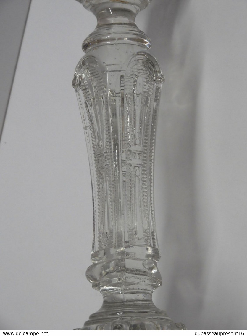 *JOLI ANCIEN BOUGEOIR VERRE ou CRISTAL décor FLEURS de LYS pas de marque    E