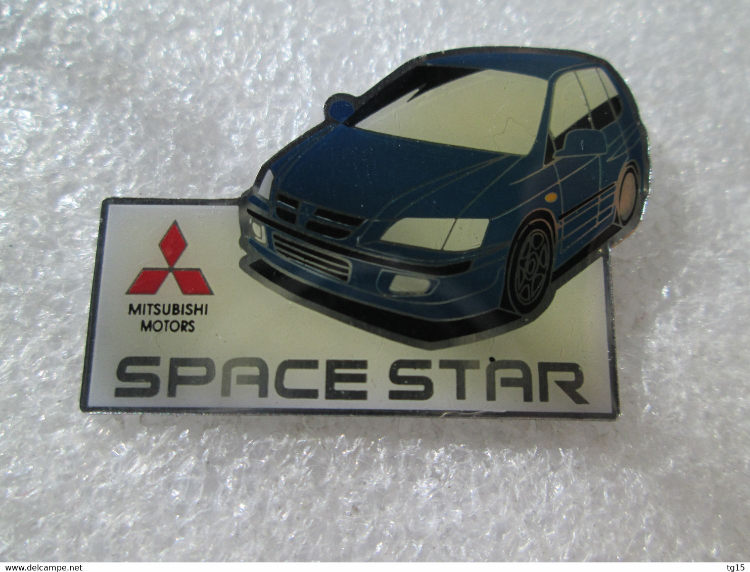 PIN'S    MITSUBISHI  SPACE STAR - Mitsubishi