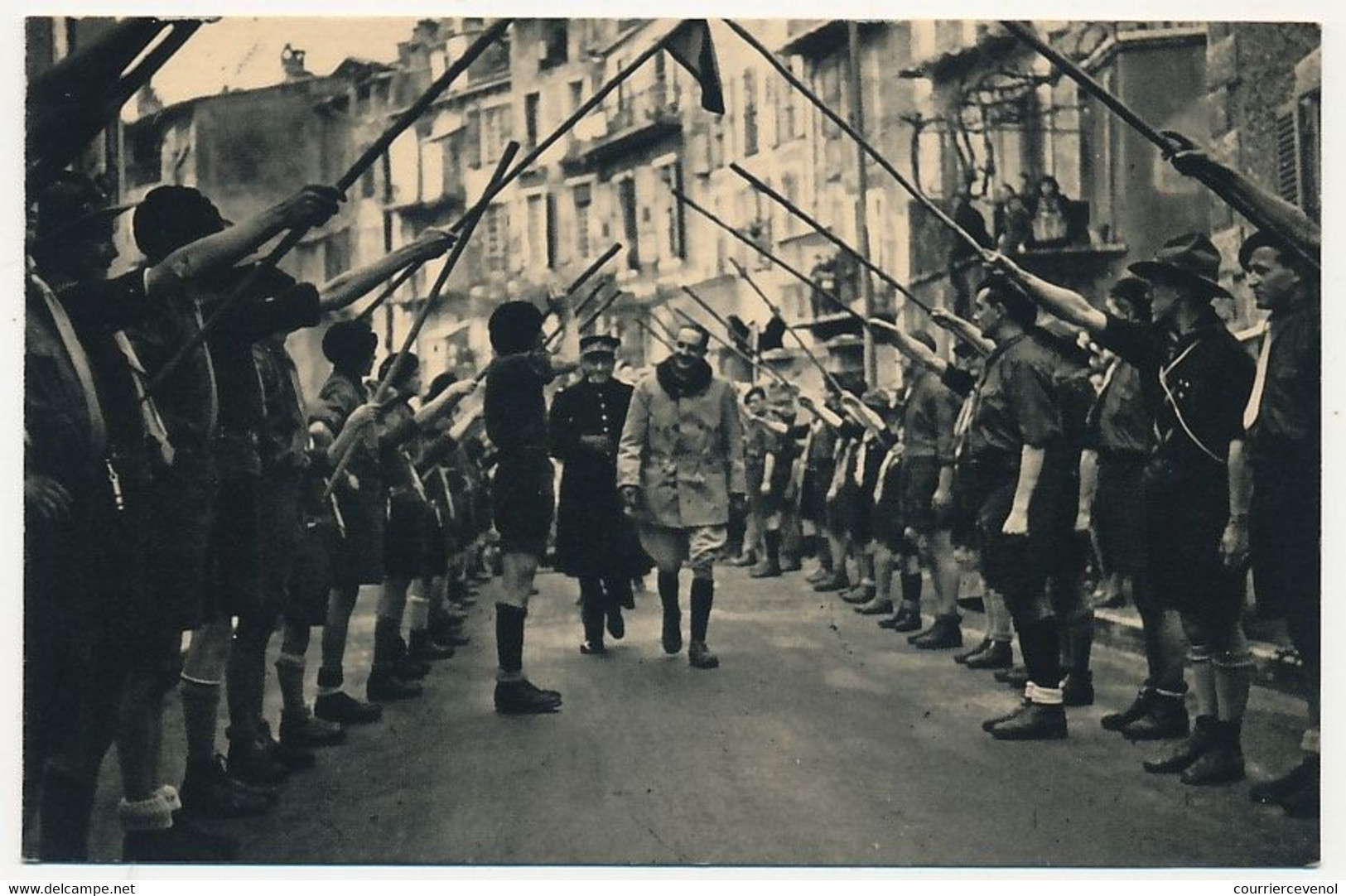 CPSM - Compagnons De France Et Scouts Font Une Voûte De Leurs Bâtons Au Secrétaire Général De La Jeunesse - Scoutisme