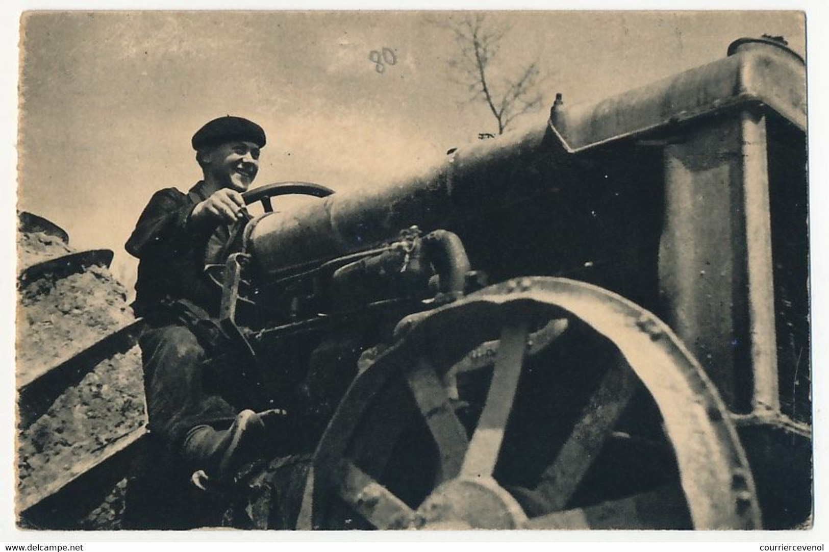 CPSM - Dans Un Centre De Jeunes Travailleurs, Labourage Au Tracteur (guerre 39/45) - Bauernhöfe