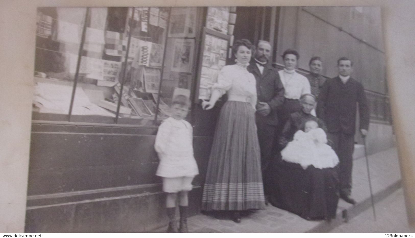 ♥️ SUPERBE CARTE PHOTO DEVANTURE LIBRAIRE MARCHAND DE CARTE POSTALE  PRESENTOIR - Shopkeepers