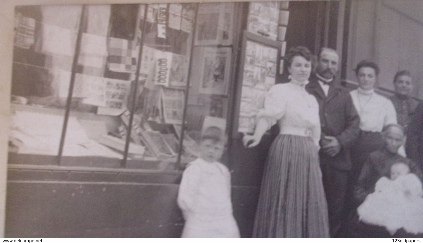 ♥️ SUPERBE CARTE PHOTO DEVANTURE LIBRAIRE MARCHAND DE CARTE POSTALE  PRESENTOIR - Shopkeepers