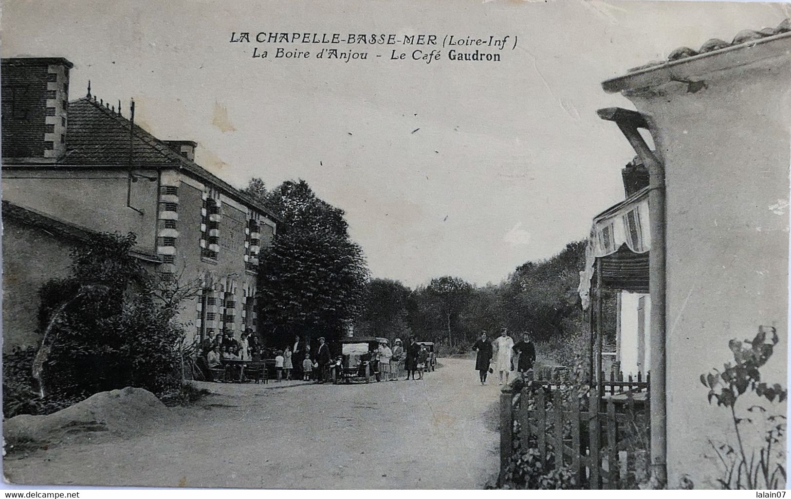 C. P. A. : 44 : LA CHAPELLE BASSE MER : La Boire D'Anjou, Le Café GAUDRON, Animé, Timbre En 1933 - La Chapelle Basse-Mer