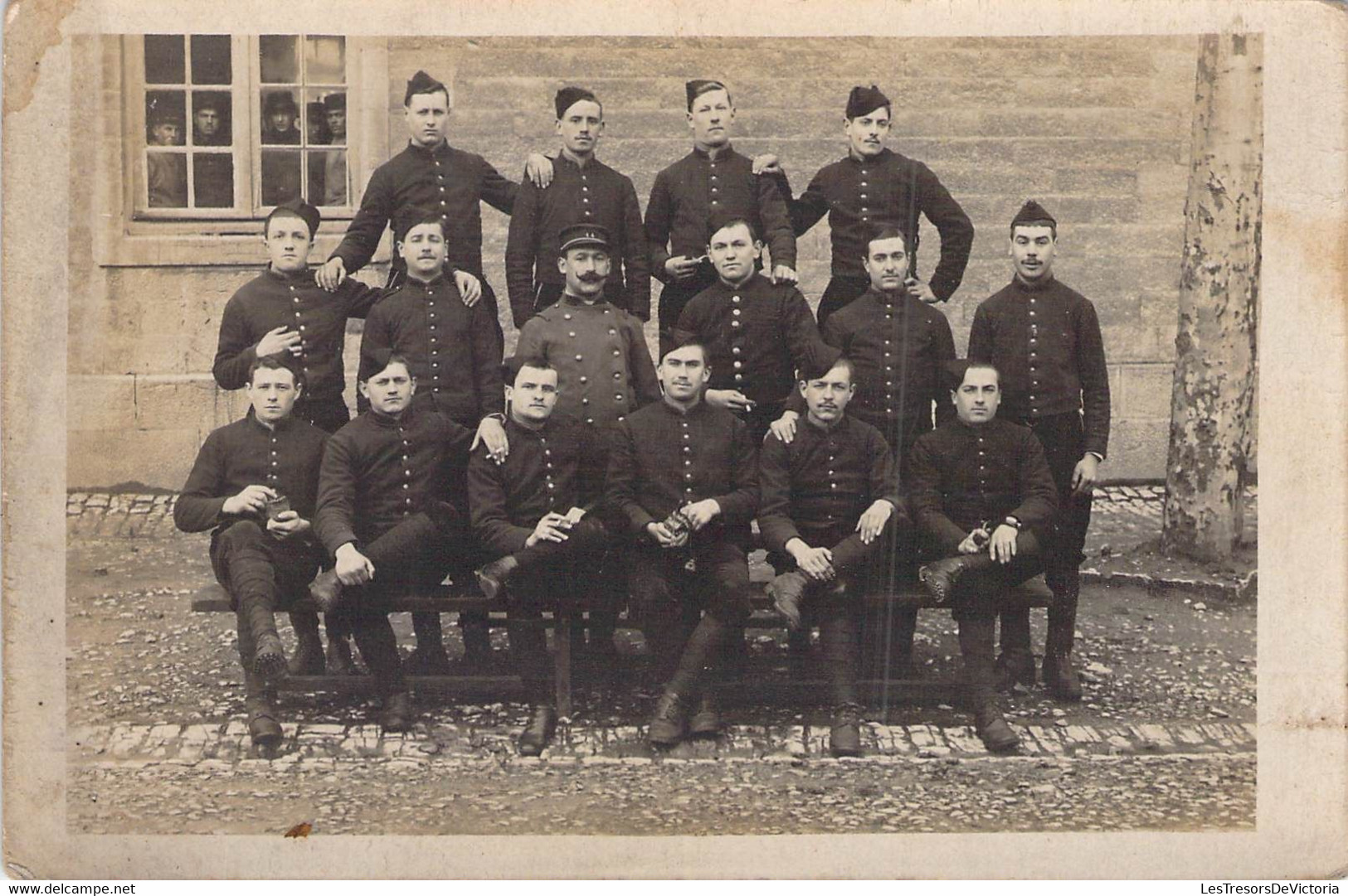 CPA - 16 Soldats En Uniforme Posent Ensemble - Moustache - - Fotografia