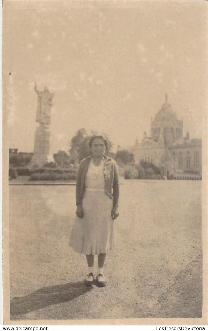 CPA - Femme En Robe Blanche Pose Devant Un Monument - Fotografia