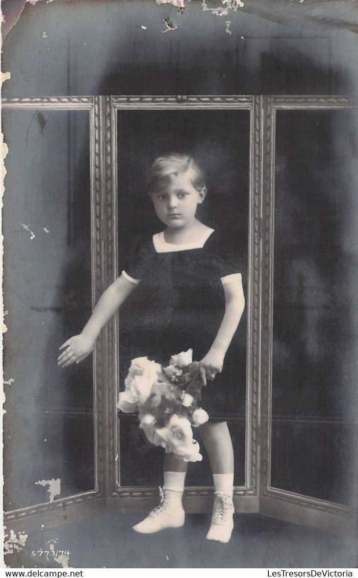 CPA - Jeune Fille En Robe Noir Pose Devant Un Paravent Avec Un Bouquet De Fleur Blanche à La Main - Fotografia