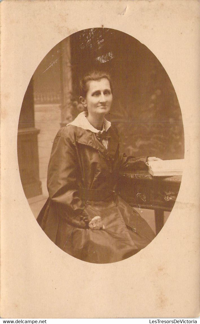 CPA - Photographie En Médaillon D'une Femme Assise Devant Un Livre Souriante - Robe Noire Tissus Brillant - Fotografia