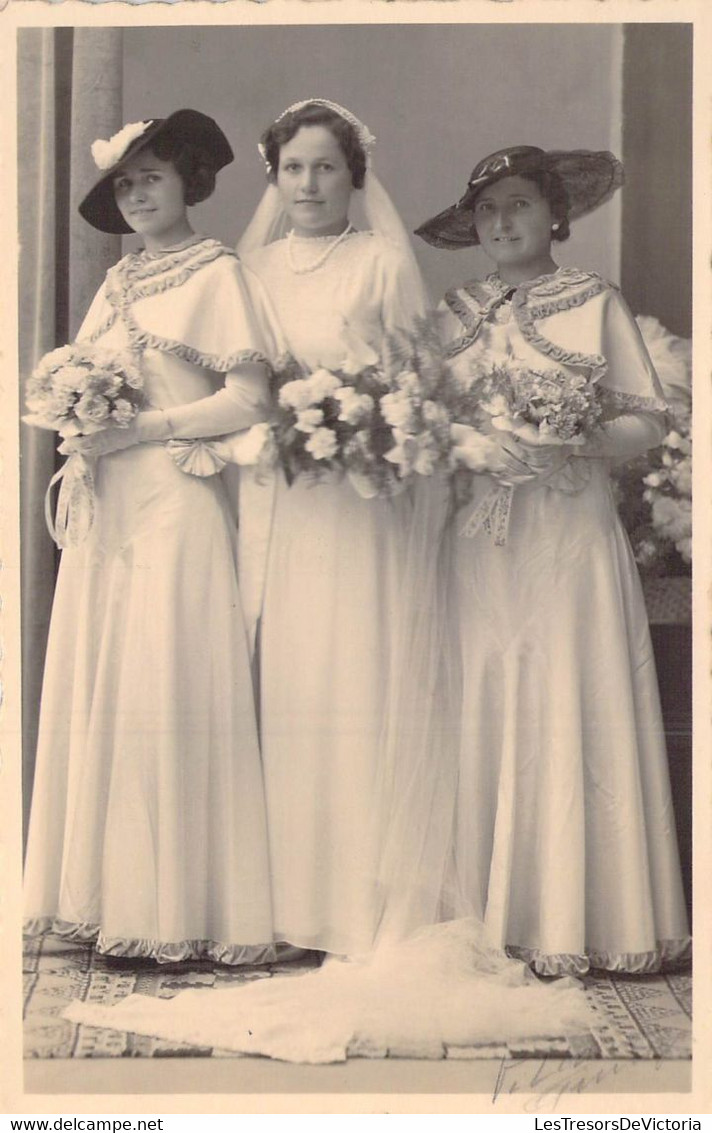 CPA - PHOTO - Trois Femmes En Robe Dont Une Mariée Avec Des Fleurs à La Main - Voile - Chapeau - Fotografia