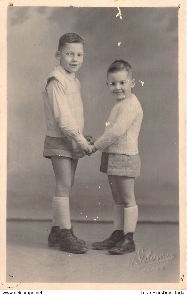 CPA - PHOTO - Portrait De Deux Frères Vétus De La Même Façon Se Tiennent La Main Et Sourient - Ritratti