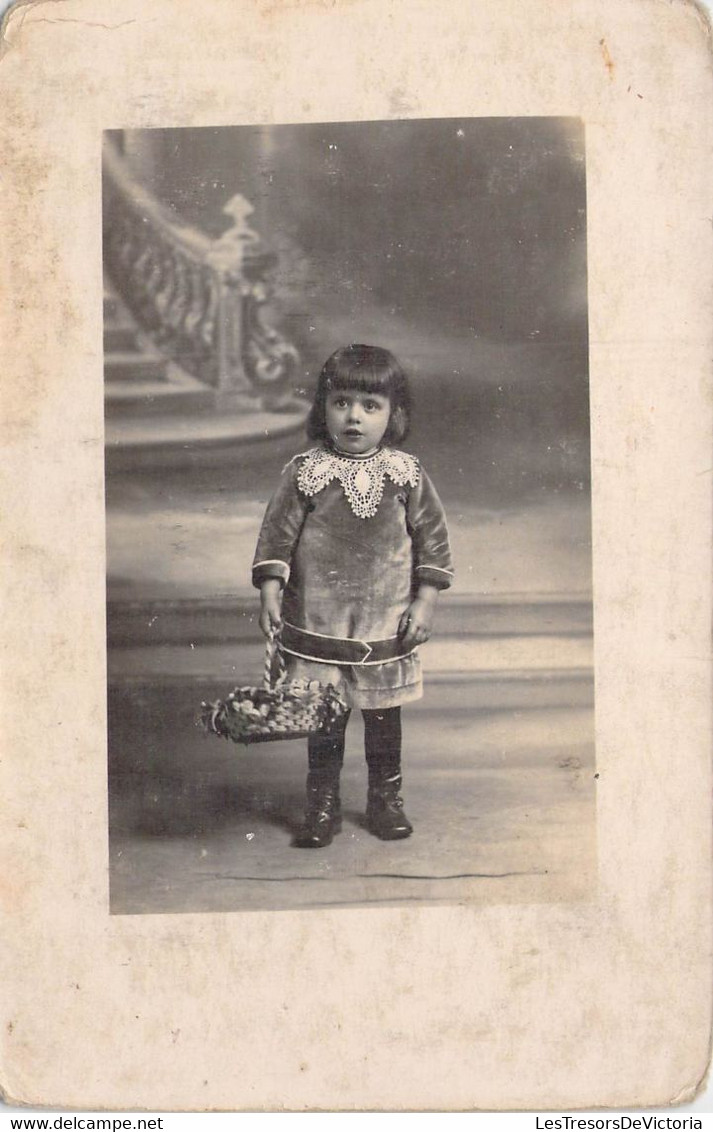 CPA - PHOTO - Portrait D'une Fillette Avec Un Col En Dentelle - Panier En Osier - Ritratti