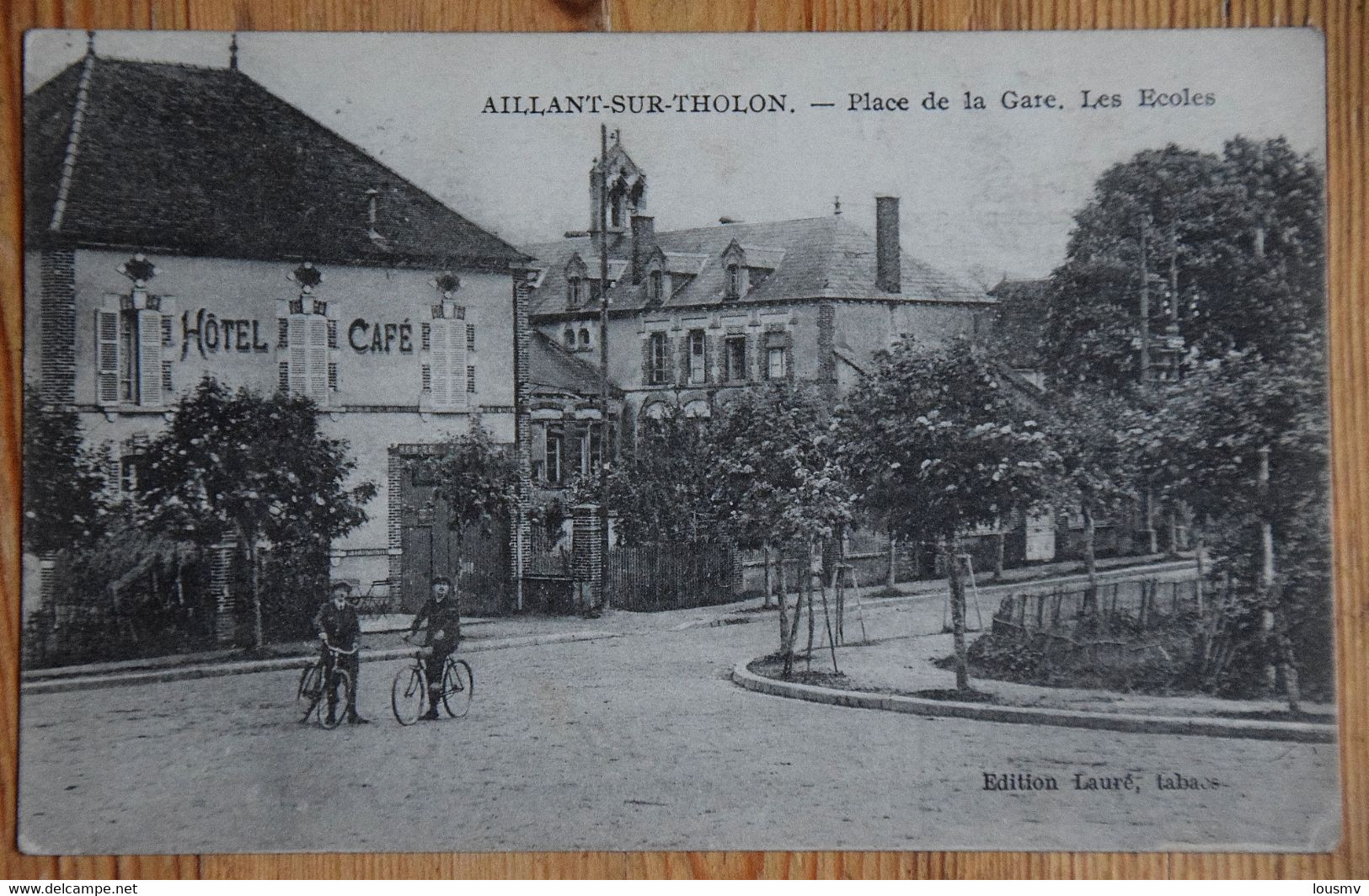 89 : Aillant-sur-Tholon - Place De La Gare - Les Ecoles - Animée : Petite Animation - (n°23559) - Aillant Sur Tholon