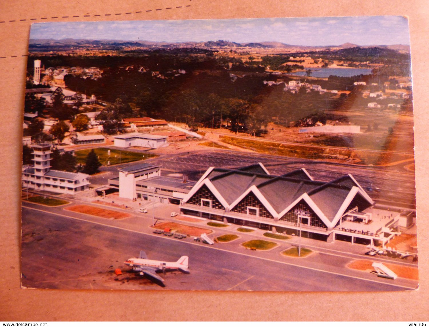 AEROPORT / AIRPORT / FLUGHAFEN     IVATO  TANANARIVE   DC 3 AIR MADAGASCAR - Aerodromi