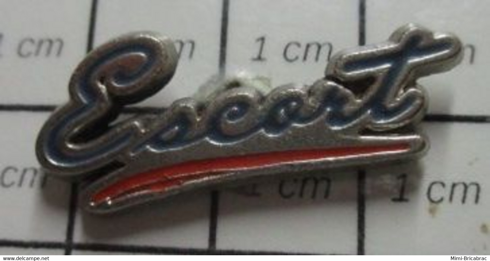 1515a Pin's Pins / Beau Et Rare / THEME : AUTOMOBILES / LOGO FORD ESCORT ANNEES 90 - Ford