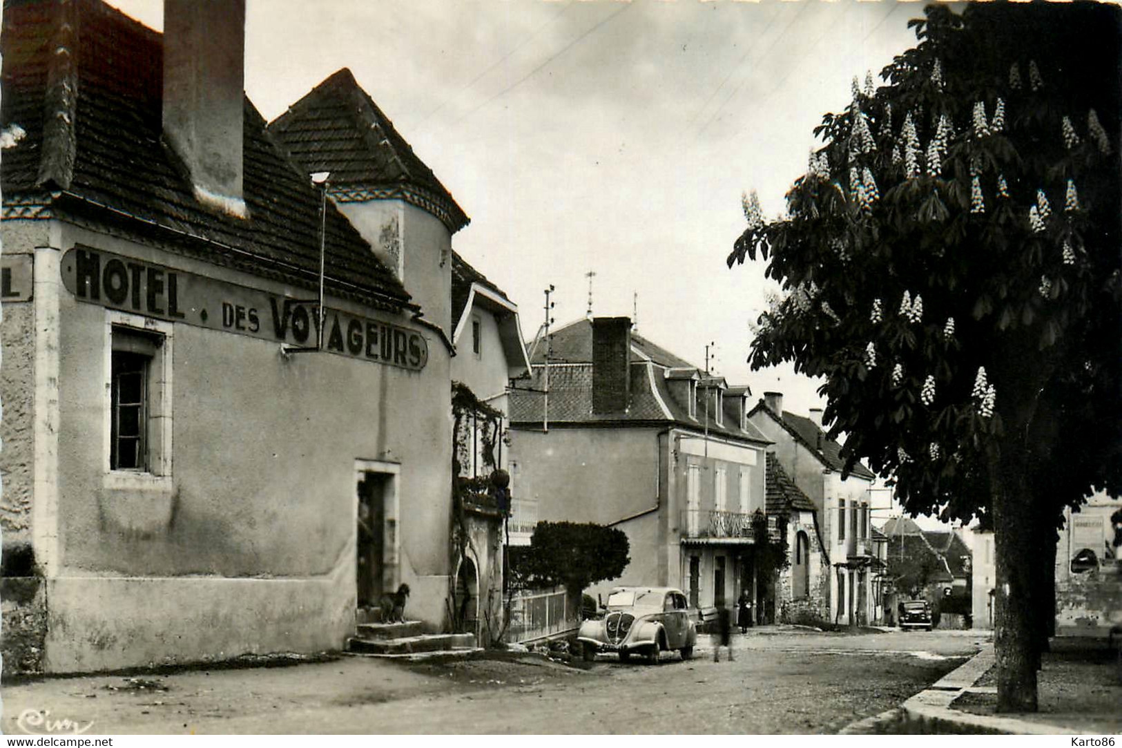 Assier * Un Côté De La Place De L'église Et Hôtel Des Voyageurs * Automobile Voiture Ancienne - Assier