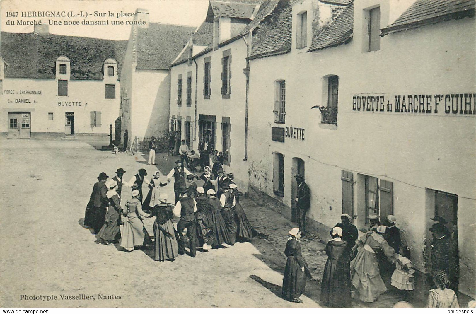 LOIRE ATLANTIQUE  HERBIGNAC  Sur La Place Du Marché Une Noce - Herbignac