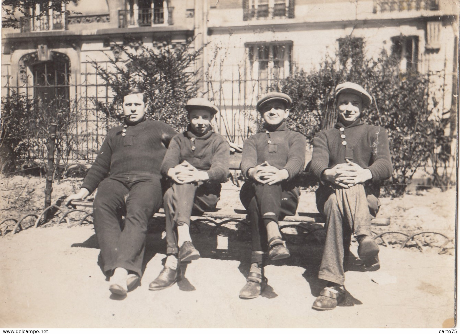 Photographie - 4 Hommes Assis Sur Un Banc - Parc Paris ? - Mode - Années 1930 - Photographs