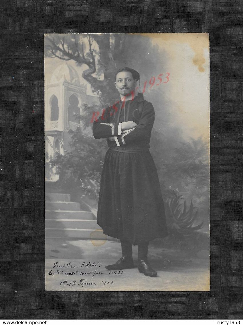 ALGÉRIE MILITARIA CARTE PHOTO MILITAIRE SOLDAT ZOUAVE ECRITE DE ALGER 1909 POUR FAMILLE DELIMOGES À ORLÉANS : - Characters