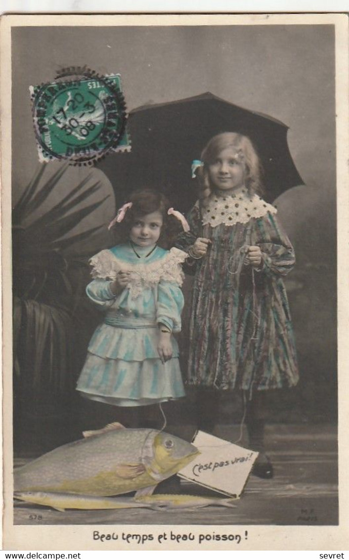 1er AVRIL - Thème Enfants. Photo-montage De Deux Fillettes Endimanchées Sous Un Parapluie - 1er Avril - Poisson D'avril