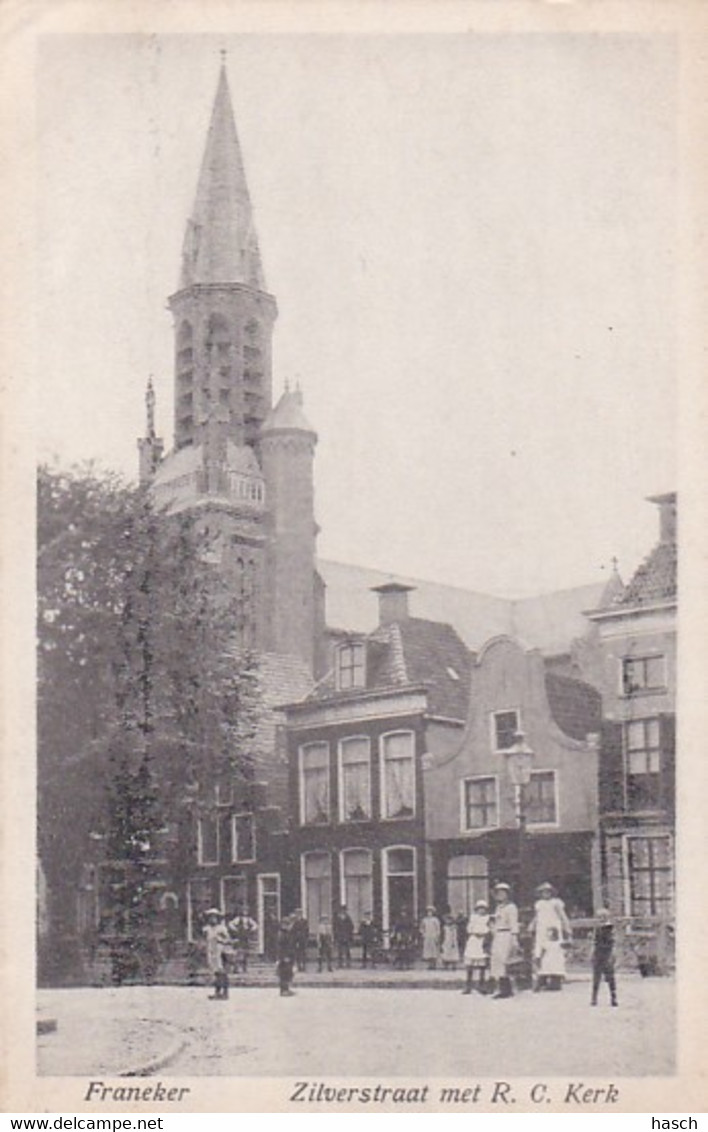 3755	26	Franeker, Zilverstraat Met R. C. Kerk (minuscule Vouwtjes In De Hoeken) - Franeker