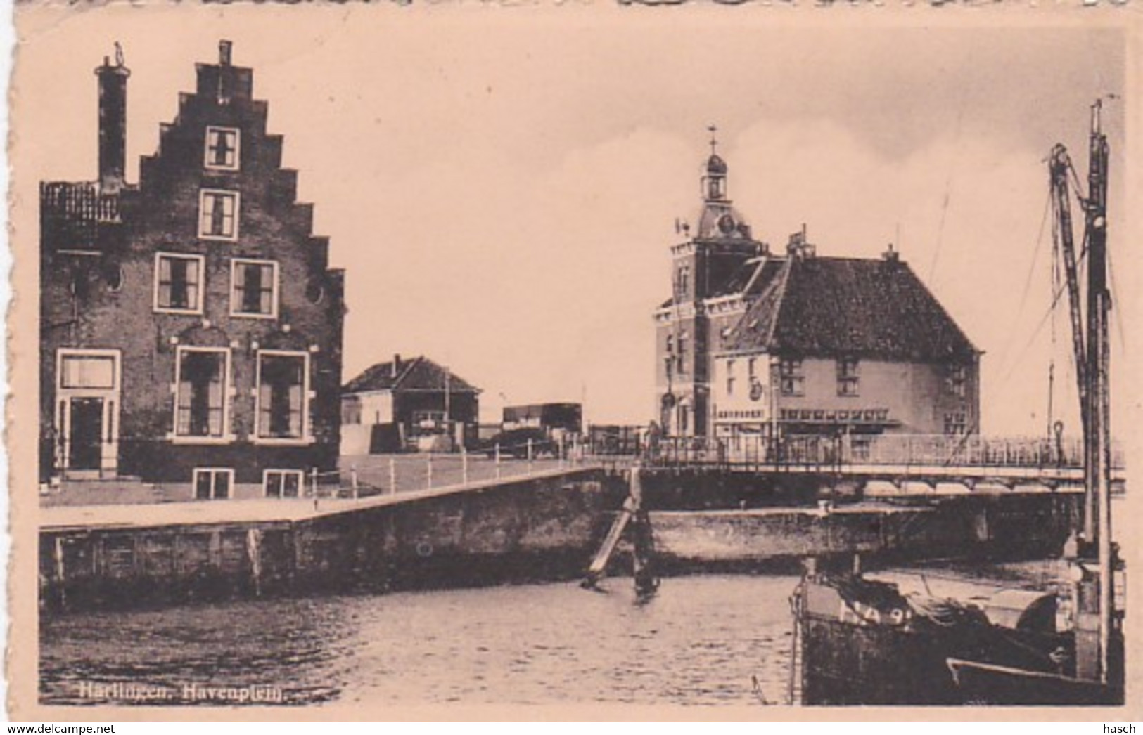 3755	37	Harlingen, Havenplein (linksboven Een Kleine Vouw) - Harlingen