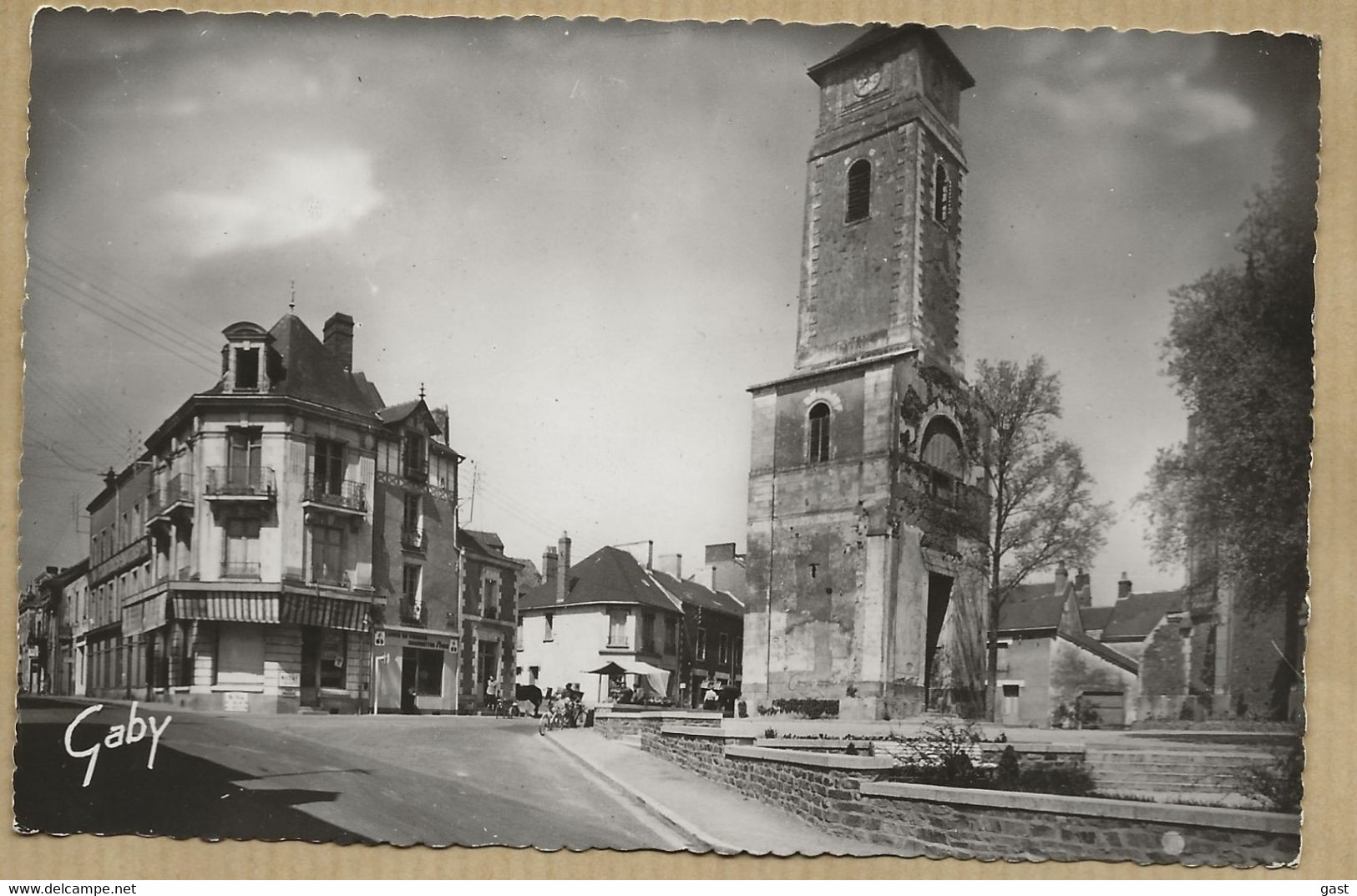 44  NORD  SUR  ERDRE   PLACE  DE  L  EGLISE  ET RUE  DES  MARTYRS  DU  MAQUIS - Nort Sur Erdre