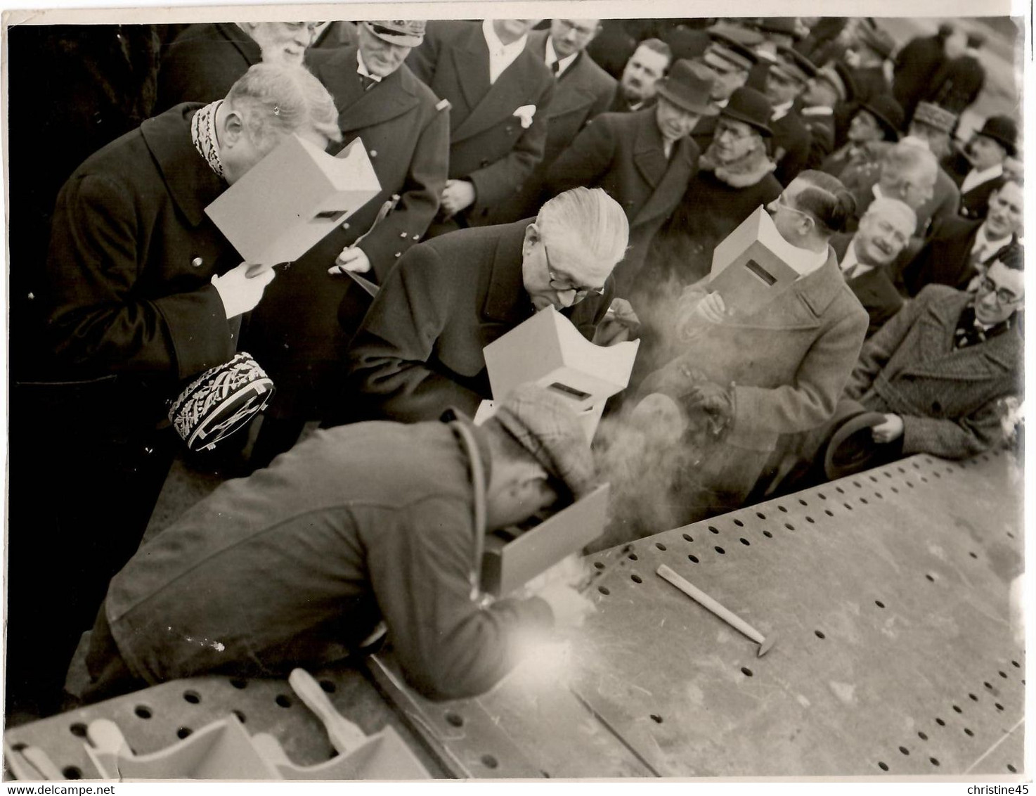 PHOTO     SAINT NAZAIRE  M GASNIER DUPARC MINISTRE DE LA MARINE ASSISTE A LA POSE DU PREMIER RIVET DU JEAN BART - Saint Nazaire