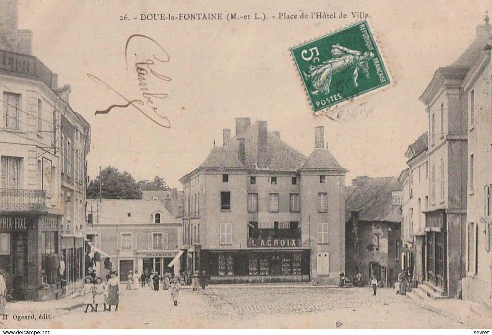 DOUE-la-FONTAINE. - Place De L'Hôtel De Ville - Doue La Fontaine