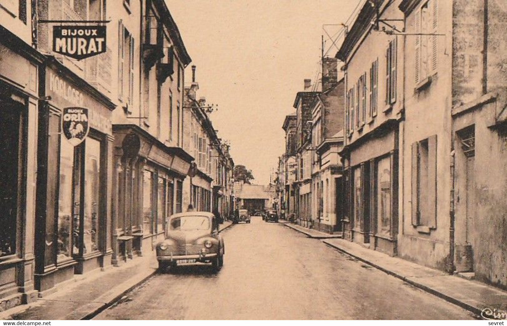 DOUE-la-FONTAINE. - Rue Foulon. RENAULT 4 CV 1er Plan - Doue La Fontaine