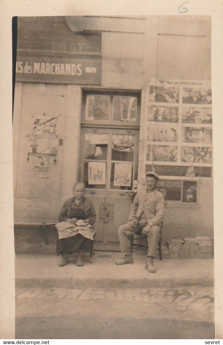 DOUE-la-FONTAINE. - Carte-Photo D'un Couple Assis Dans La Rue - Doue La Fontaine