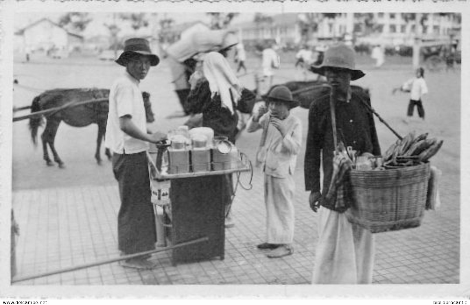 VIET NAM - SAIGON - CARTE PHOTO PRIVEE En 1948 < LES MARCHANDS AMBULANTS - Vietnam