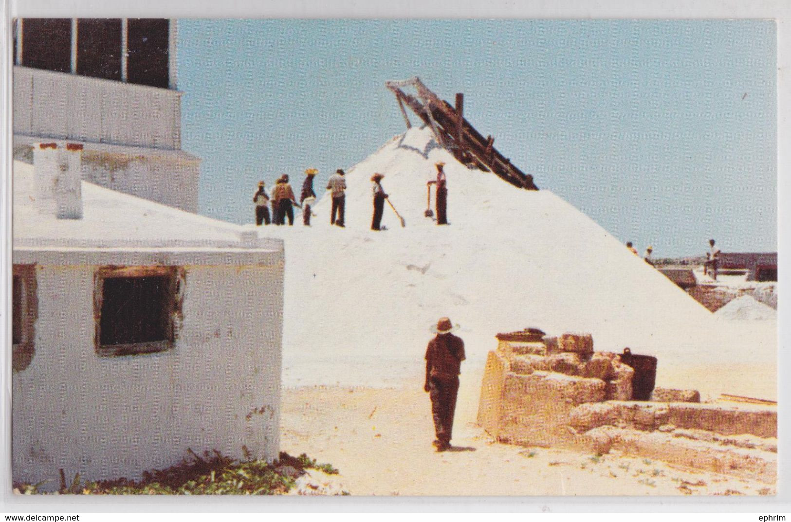 Turques-et-Caïques Récolte Du Sel Moutain Of Unprocessed Salt Is Ready For Shipment At Salt Cay Turks And Caicos Islands - Turcas Y Caicos (Islas)